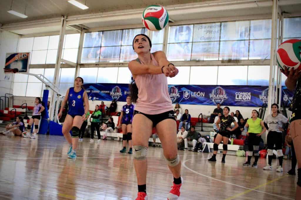 Mejor jugadora de voleibol en cancha cubierta en León, enfrentando con esfuerzo y pasión el partido.