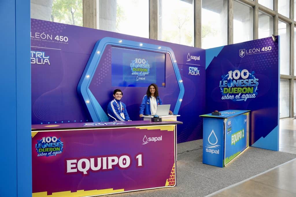 1. Jóvenes en stand de campaña con branding de Cuentamelo para promover el cuidado del agua.