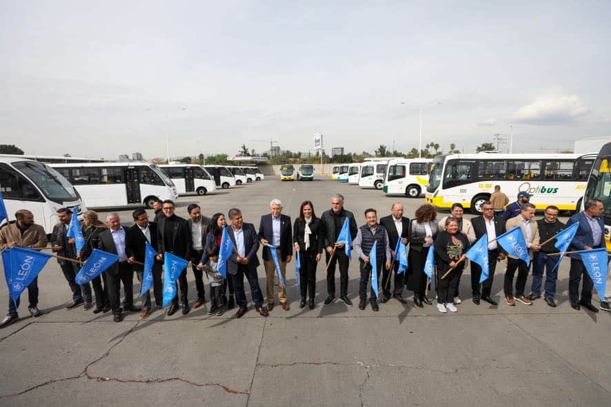 León estrena camiones más modernos y seguros; beneficiarán a más de 76 mil usuarios Autobuses nuevas en evento de inauguración en un estacionamiento.