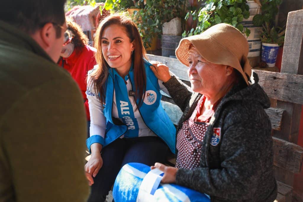 Abogada atendiendo adultos mayores en un ambiente comunitario, promoviendo derechos y apoyo social en México.