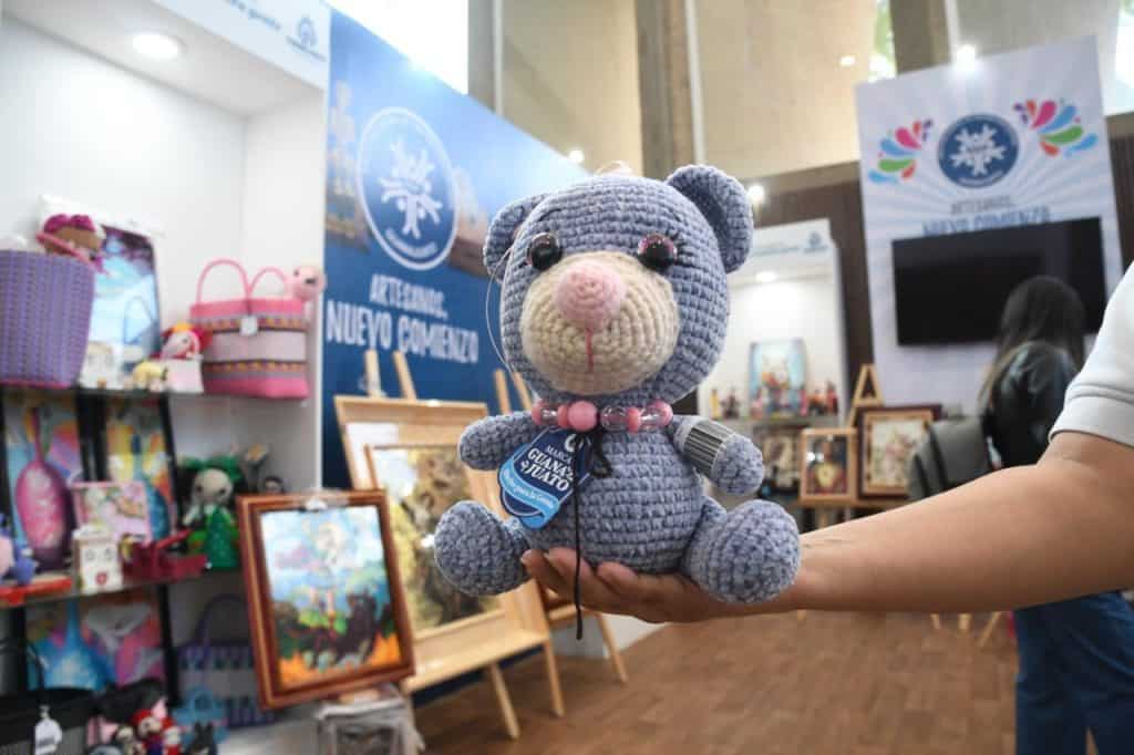 Dulce osito de peluche tejido a mano en feria de artesanía en México.
