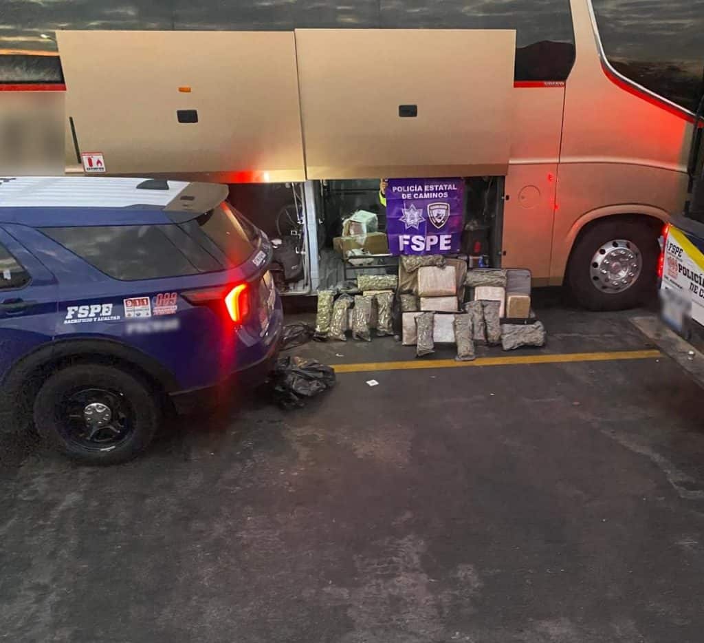 1. Vehículo de policía y autobús con carga de drogas, operativo policial en caminos, México.