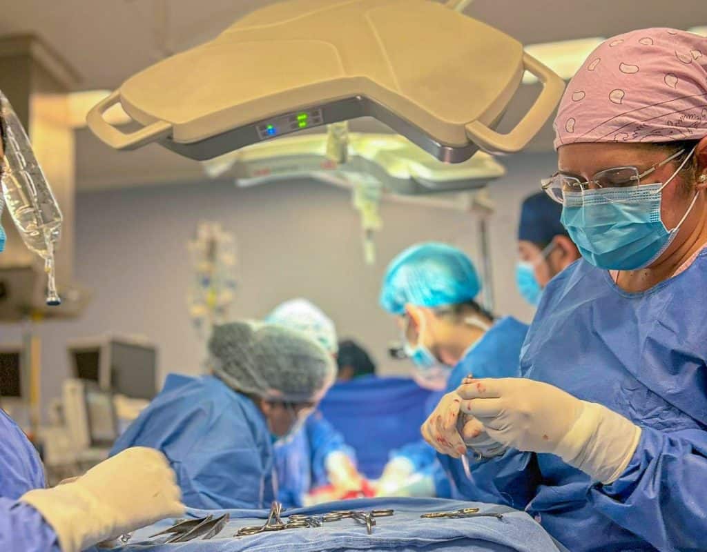 1. Cirujanos en una operación en un quirófano moderno, realizando procedimiento médico complejo.