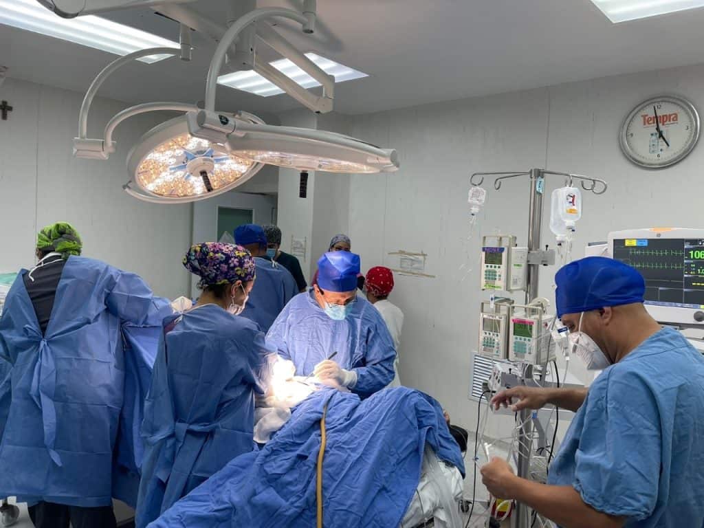 Donación multiorgánica en León da nueva oportunidad de vida a tres pacientes Cirugía en curso con equipo médico en sala de operaciones, atención especializada en salud y emergencias médicas.