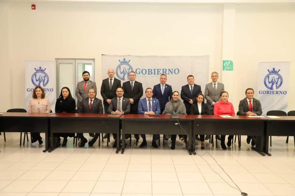 Funcionarios públicos en reunión oficial del gobierno en Cuentamelo.