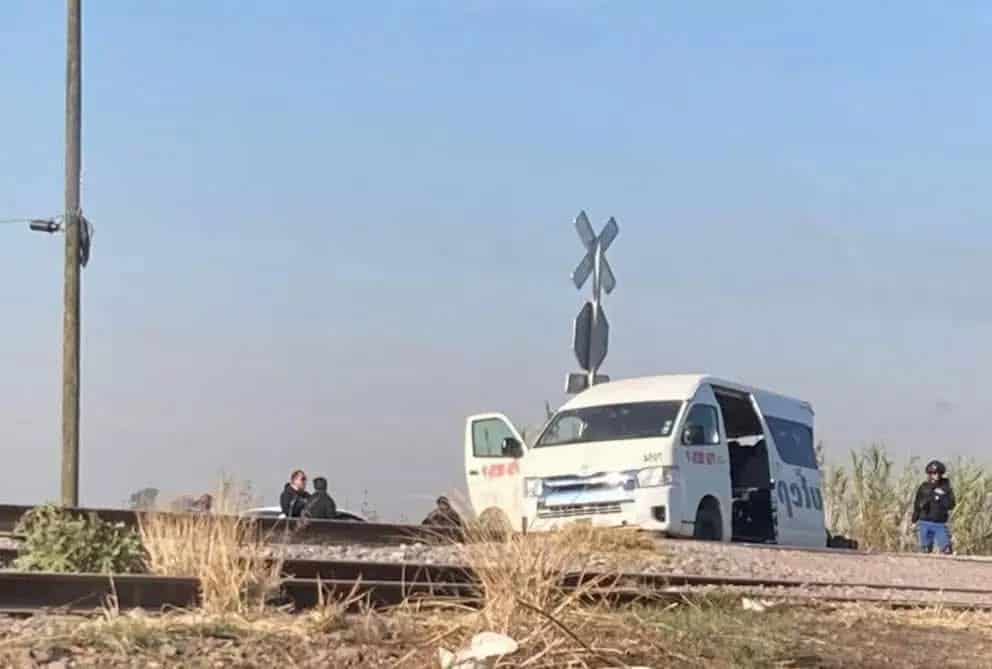 Tren embiste a van de personal en Salamanca; deja cuatro lesionados Autobús de emergencia accidentado en vías rurales, situación de emergencia y seguridad vial.