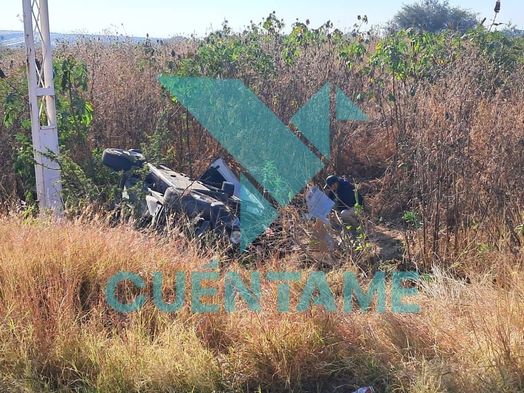 Fatal accidente en el Eje Metropolitano deja una mujer sin vida Accidente de auto en campo abierto, emergencia atendida por paramédicos en la zona rural.