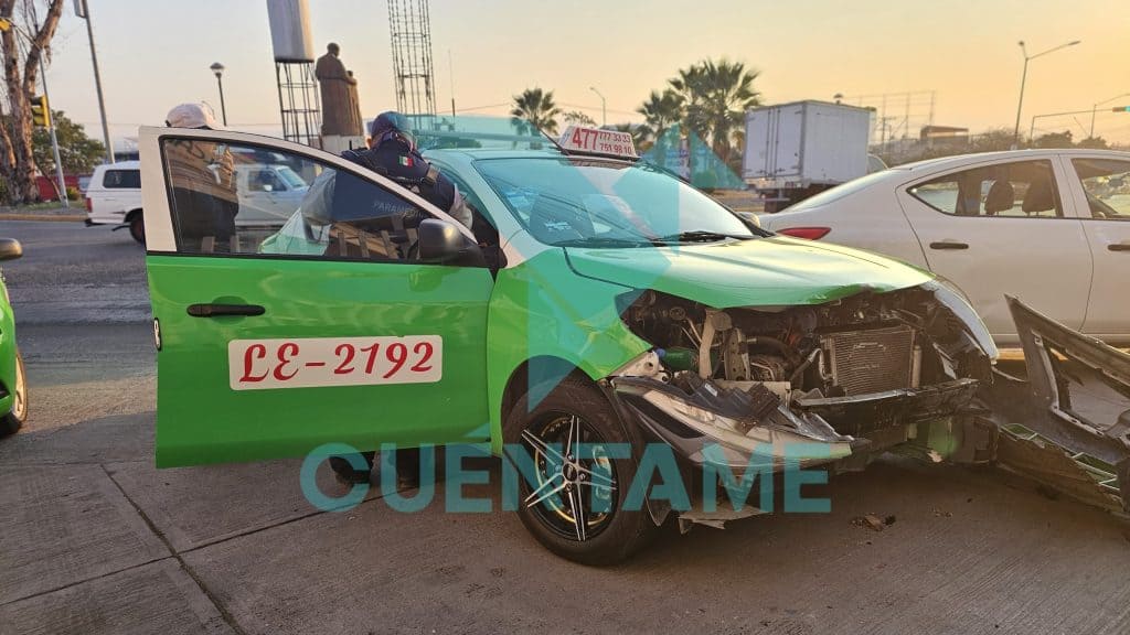 Accidente de taxi con daño en la parte delantera por choque vehicular.