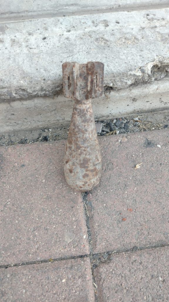 1. Gato de hierro viejo en la acera, puerta de entrada, decoración vintage.