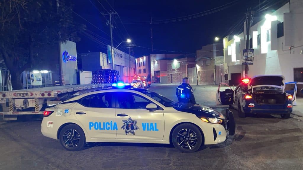 Voraz incendio consume dos bodegas en la colonia Julián de Obregón; no se reportan lesionados Policía vial en escena de accidente durante la noche en una calle de la ciudad.