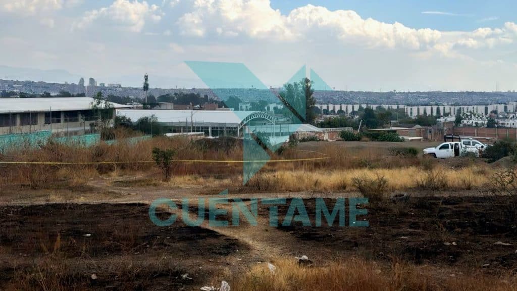 Detienen a presunto agresor sexual tras ataque a menor de 13 años en Rizos de la Joya Barro y tierra en un espacio abierto con ciudad moderna y cielo nublado de fondo.