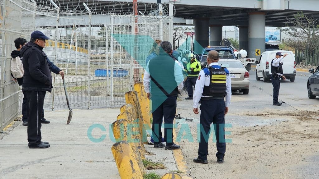 Muertes en accidente vial, policías y rescatistas en escena, tráfico y cerramiento en la vía.