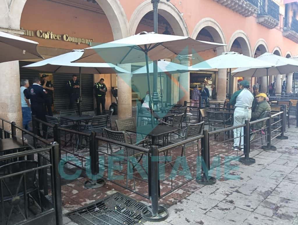 Policías en una terraza de café en un entorno urbano en México.