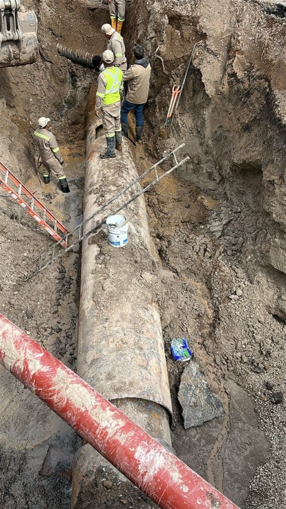 1. Inspección y reparación de tubería de agua en excavación profunda.
