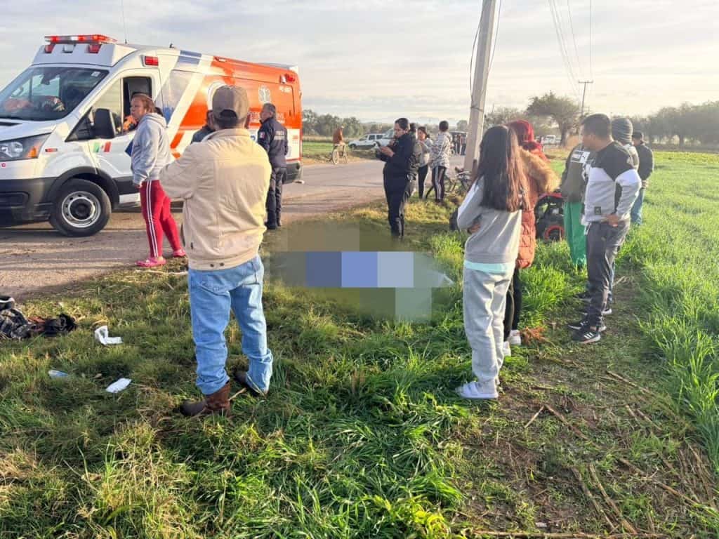 Accidente vial con atención médica en la carretera, varias personas observando la escena.