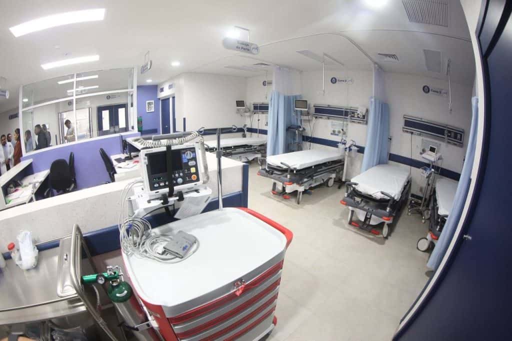 Hospital, sala de emergencias, camas hospitalarias, equipo médico y monitoreo, centro de salud moderno.
