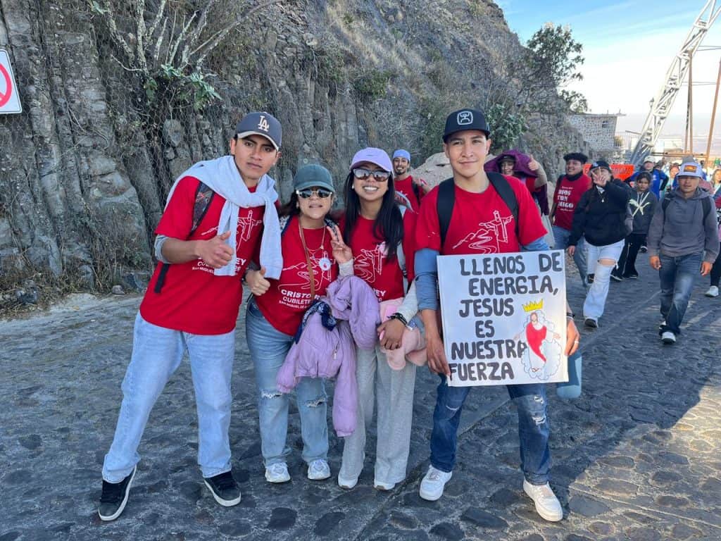 Más de 50 mil jóvenes se congregan en Silao durante la 43 Marcha Nacional Juvenil a Cristo Rey Gente participando en caminata religiosa en San Miguel Cuente, con cartel de fe en Jesús.