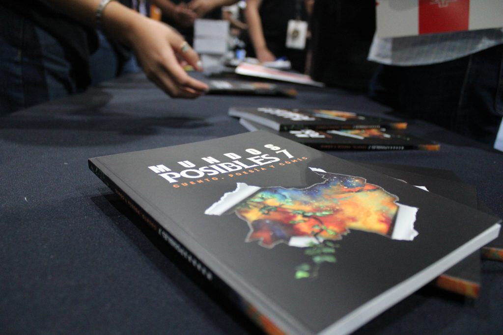 Folleto de libro "Mundo de los Sentidos" en evento literario, con firma y firma del autor Jorge.