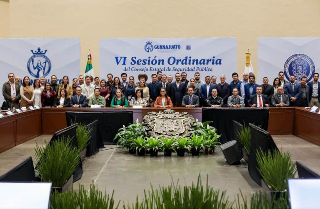Reunión del Consejo Estatal de Seguridad Pública en Guanajuato con autoridades y participantes.