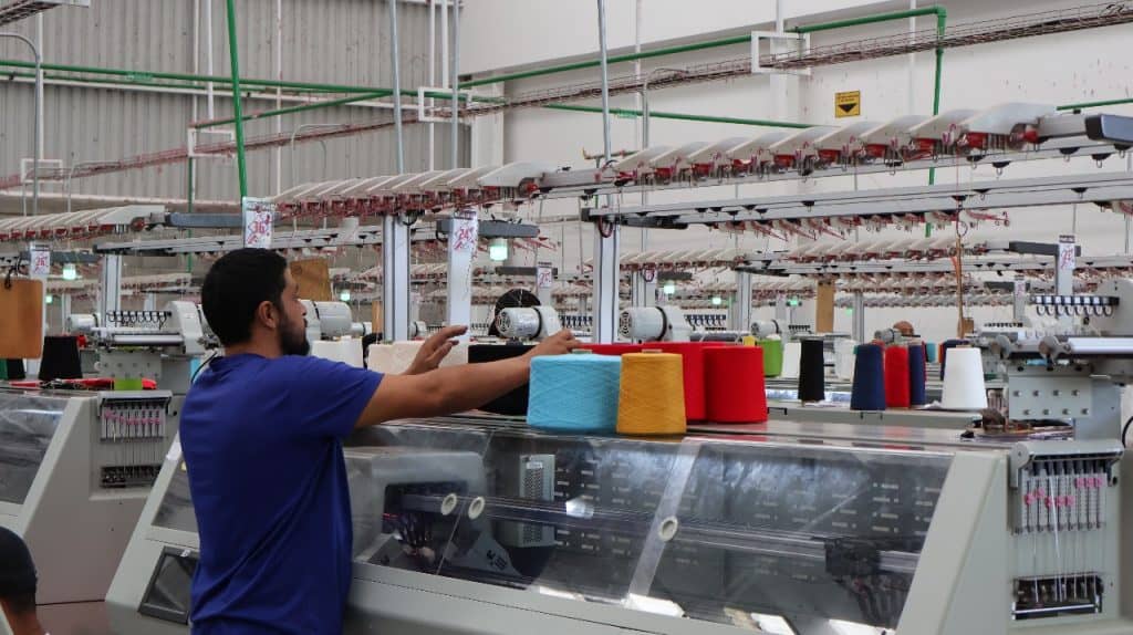 Máquina de coser industrial en proceso de fabricación textil.