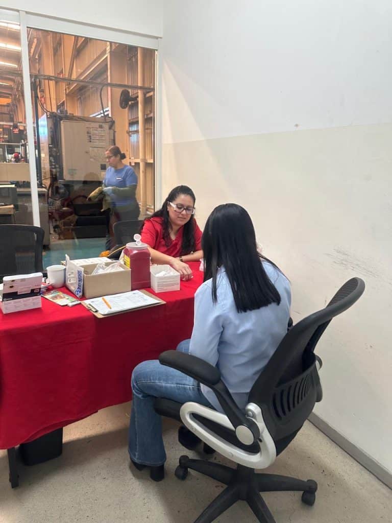 Cotización médica en oficina de salud, atención personalizada, consulta médica, servicio de salud en oficina.