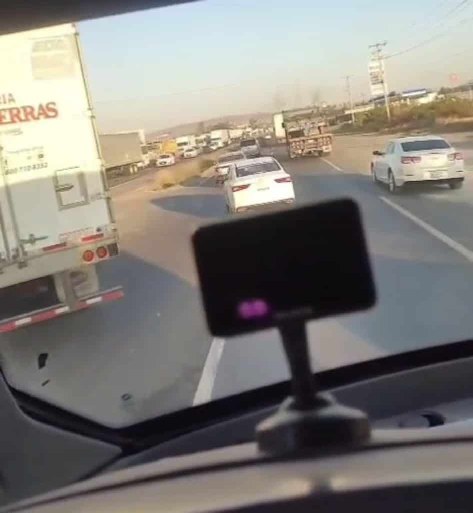 Autos en tráfico en carretera, vista desde el interior del vehículo en México.