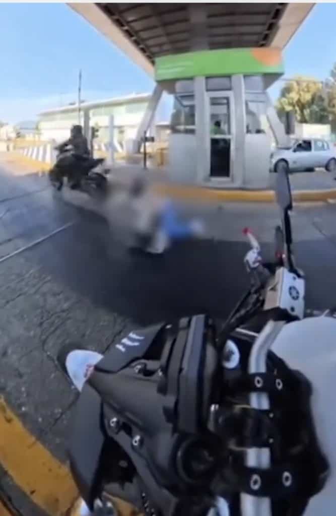 (VIDEO) Imprudencia al evadir peaje provoca caída de acompañante en motocicleta Caída de motociclista en vía urbana en plena calle con movimiento vehicular y peatones.