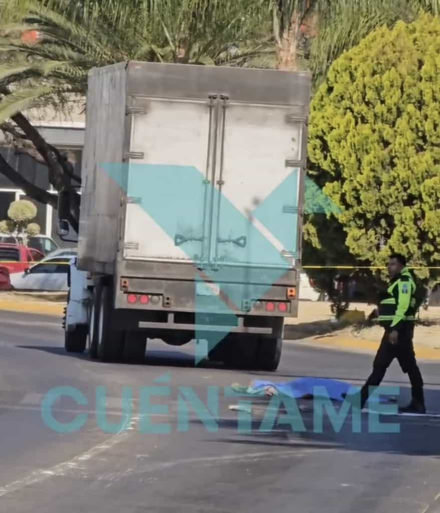 Muertx en accidente vial en la calle con camión y policía cerca.