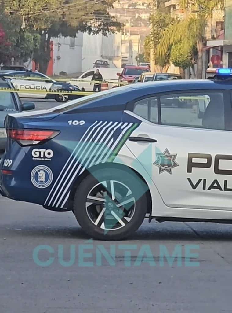 ACCIDENTE POLICIAL EN CALLE, VEHÍCULO DE VIALIDAD POLICÍA en escena con cordón de seguridad.