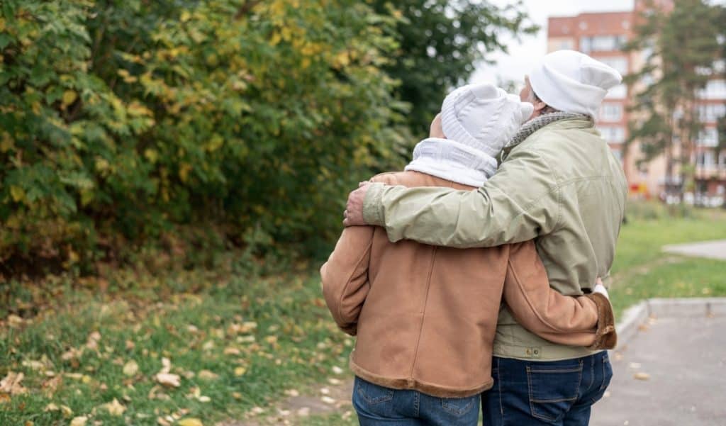 Regresa el frío a León: esta semana no guardes suéteres ni chamarras Abuelos abrazándose en parque otoño, momentos de cariño y familia, expresión de amor y conexión familiar.