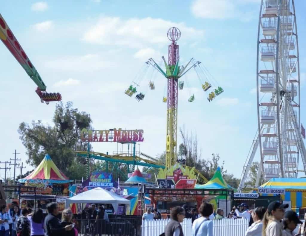 Alt text: Atracción de swing en feria con cielo despejado y gente disfrutando.