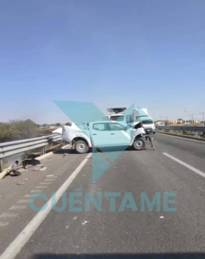 Choque de autos en carretera, accidente vehicular, impacto en autopista, sin lesiones visibles, emergencia vial.