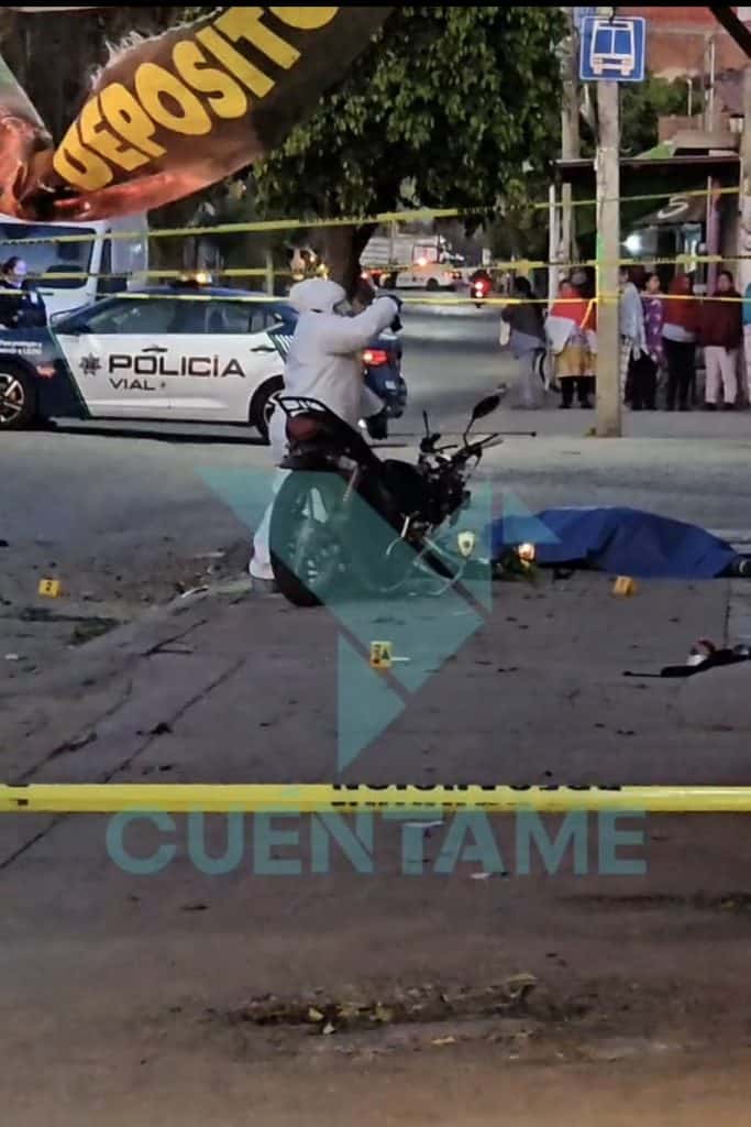 Accidente vial con motocicleta y presencia policial en la escena. Investigación y reporte en proceso.