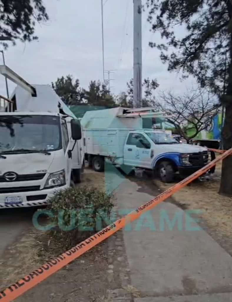Camiones siniestrados en la calle, posible accidente vehicular, escena de emergencia y tránsito interrumpido.
