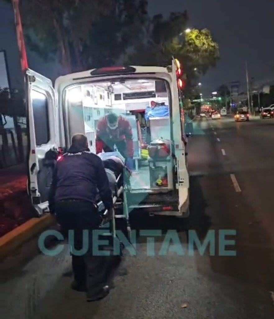 Camioneta de servicios de emergencia en la calle durante la noche, atendiendo una emergencia con personal colaborando.