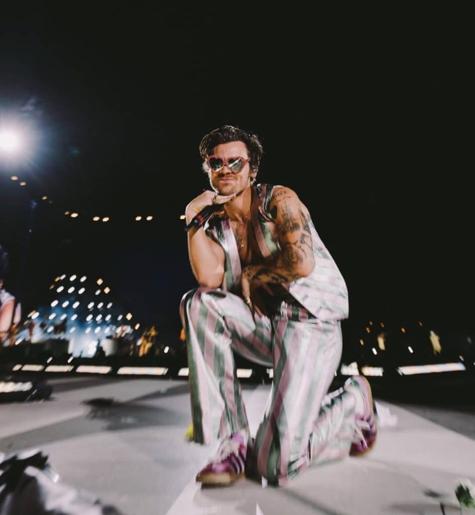 Barbilla, lentes divertidos y estilo único en concierto nocturno.