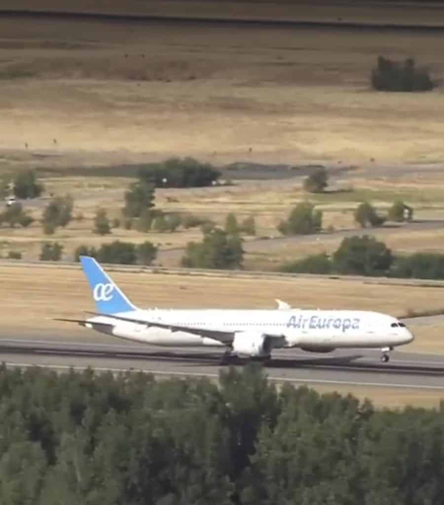 Anuncia gobernadora nueva ruta área Bajío-Madrid Avión de Air Europa en pista durante vuelo, cielo despejado, paisaje rural en fondo.