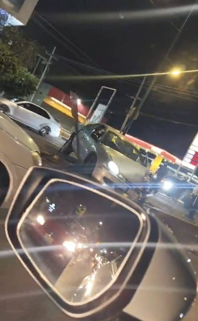 Aparatoso accidente en Torres Landa deja cuantiosos daños materiales