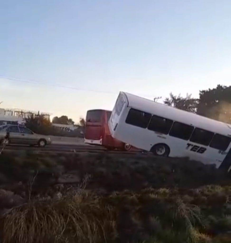 Accidente de autobús volcándose en la carretera, imagen impactante y dramática.