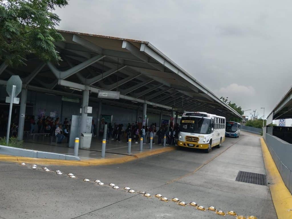 Amplían horarios del transporte público durante la Feria de León 2026 Línea de autobuses en una estación de transporte público en Ciudad de México.