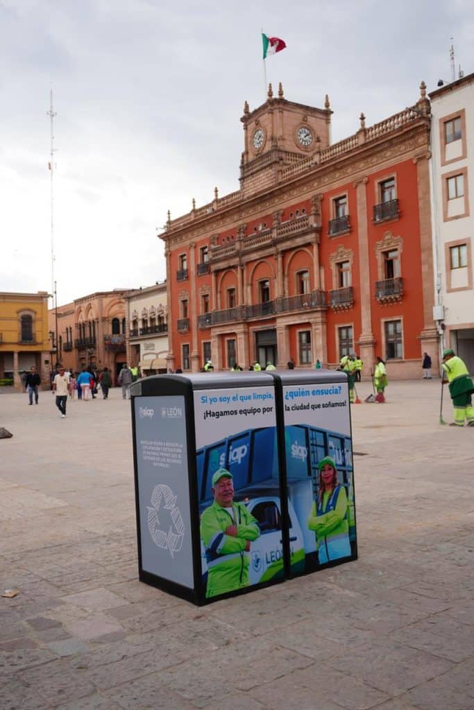 León estrena papeleras inteligentes: más limpieza, menos basura y una ciudad más ordenada Contenedor de reciclaje en Plaza Principal, limpieza urbana, concientización ecológica, ciudad limpia, trabajo en equipo de recogida de basura.