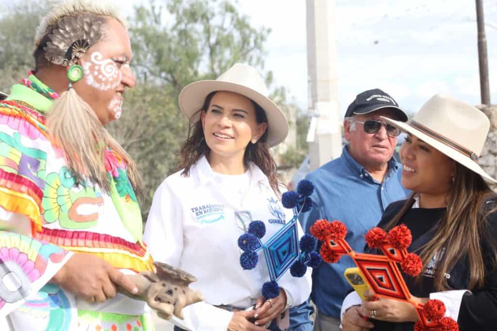 Diverso grupo de personas en encuentro cultural, orgullosos de tradiciones indígenas y modernas en México.
