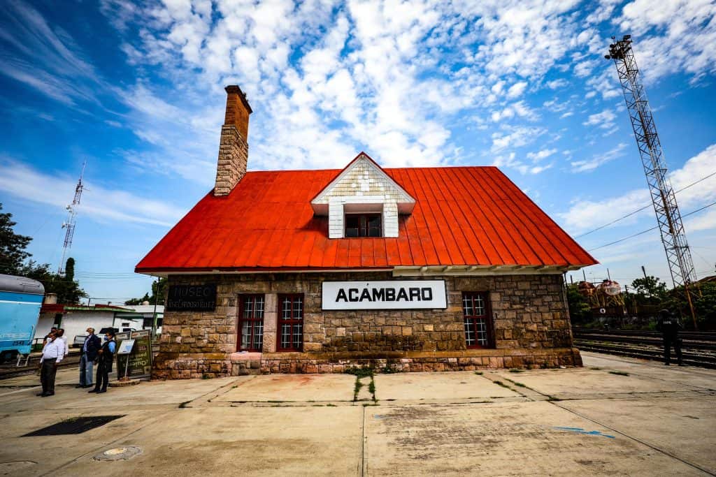Casa histórica en Acámbaro, museo de José Eduardo Soto Félix, en un día soleado y con cielo despejado.