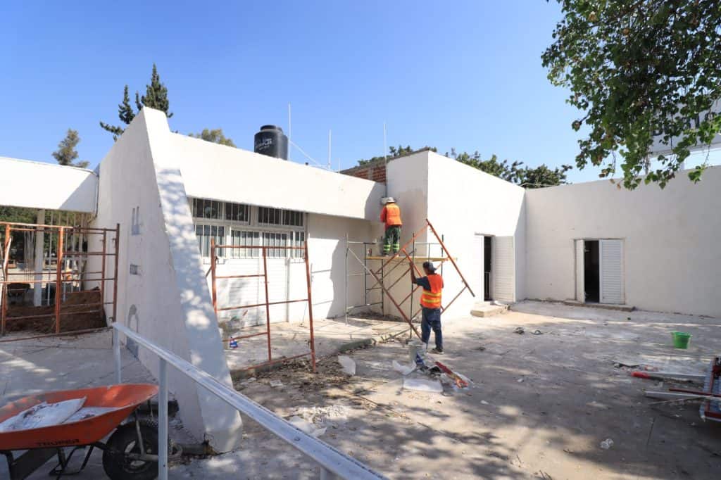 Remodelan Centro DIF Parque del Árbol para brindar espacios dignos a la niñez leonesa Reparación y pintura de muro exterior en construcción moderna.