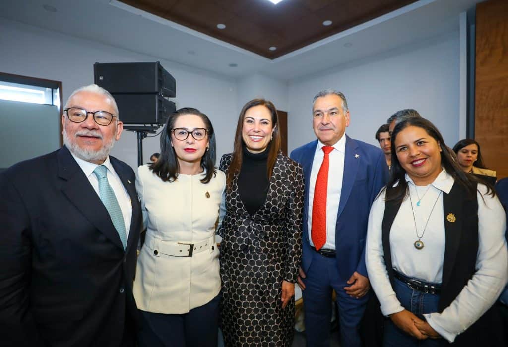 Personas en evento formal, imagen de liderazgo y trabajo en equipo en México.