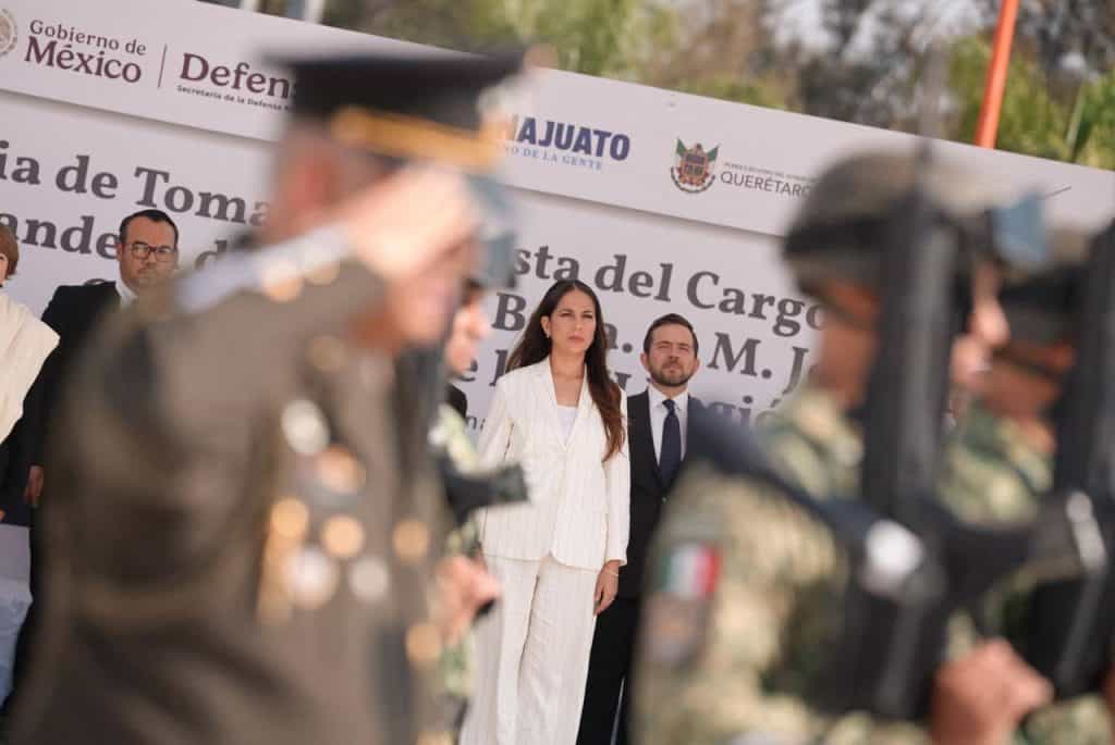 Asiste Gobernadora a ceremonia de Cambio de Mando en la XII Región Militar Policías militares en ceremonia oficial en Querétaro, México con presencia de autoridades y ceremonia del cargo.