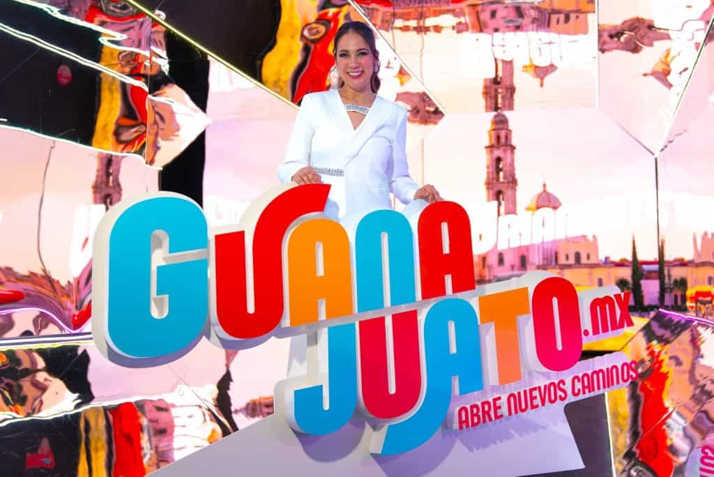 Lanza Gobernadora nueva marca turística de Guanajuato durante gira de trabajo en Madrid Alt text: Mujer sosteniendo cartel de "Cuéntame" en evento cultural en México.