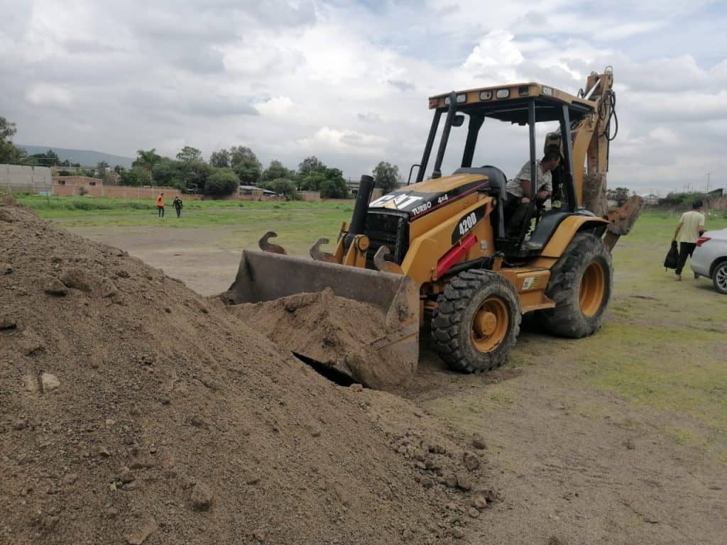 Vigilan más de 3 mil millones de pesos en obra pública en Guanajuato durante 2025 Excavadora en obra de construcción en terrenos abiertos, movimiento de tierra para obras civiles.