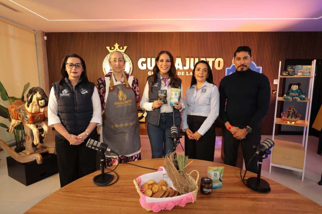 Damas y caballeros en rueda de prensa en la sede del Gobierno de Guanajuato con productos locales.