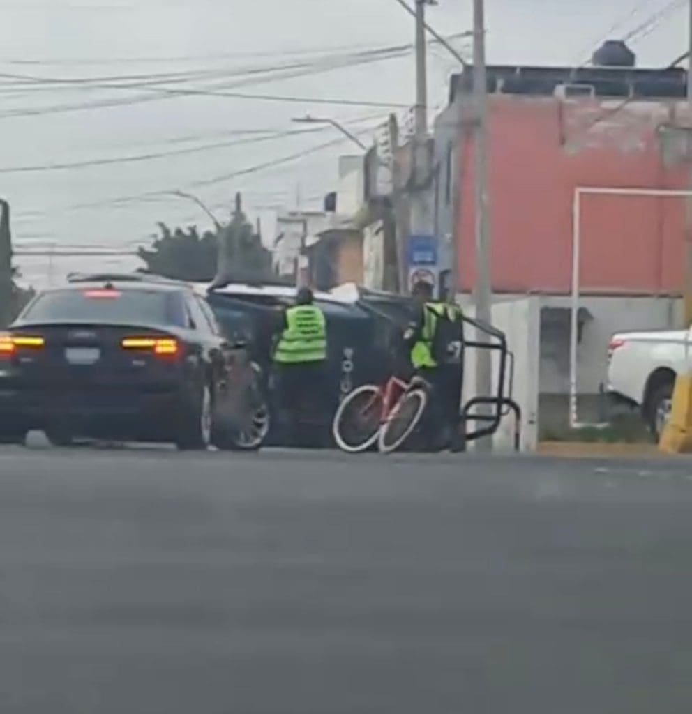 Alerta vial: patrulla de la Policía de León vuelca tras choque en Torres Landa Caída de bicicleta en señal de tránsito por accidente vehicular en la Ciudad de México.
